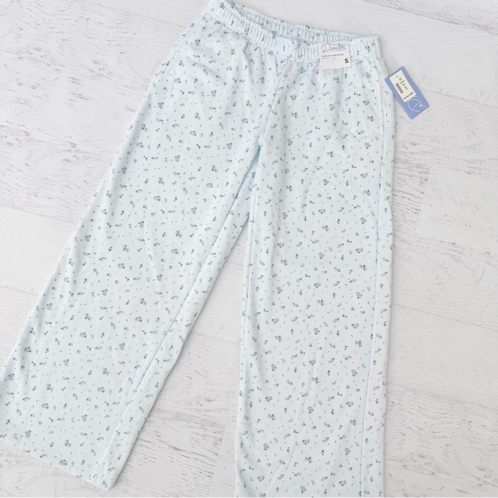 NWT Blue Aeropostale Floral Wide Leg Sweatpants Size Small Demetra - Picture 2 of 3